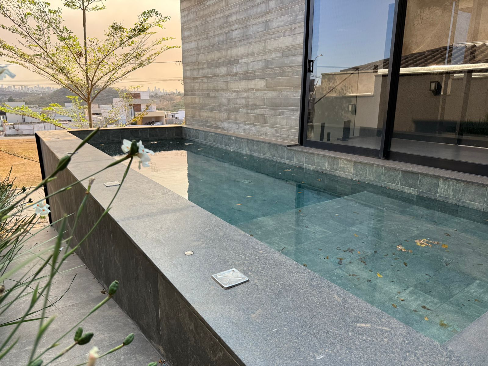 Casa térrea a venda / Jardins Barcelona / 190 m² e terreno de 300 m² /  3 suites / home theater / piscina aquecida com prainha / hidro / LED