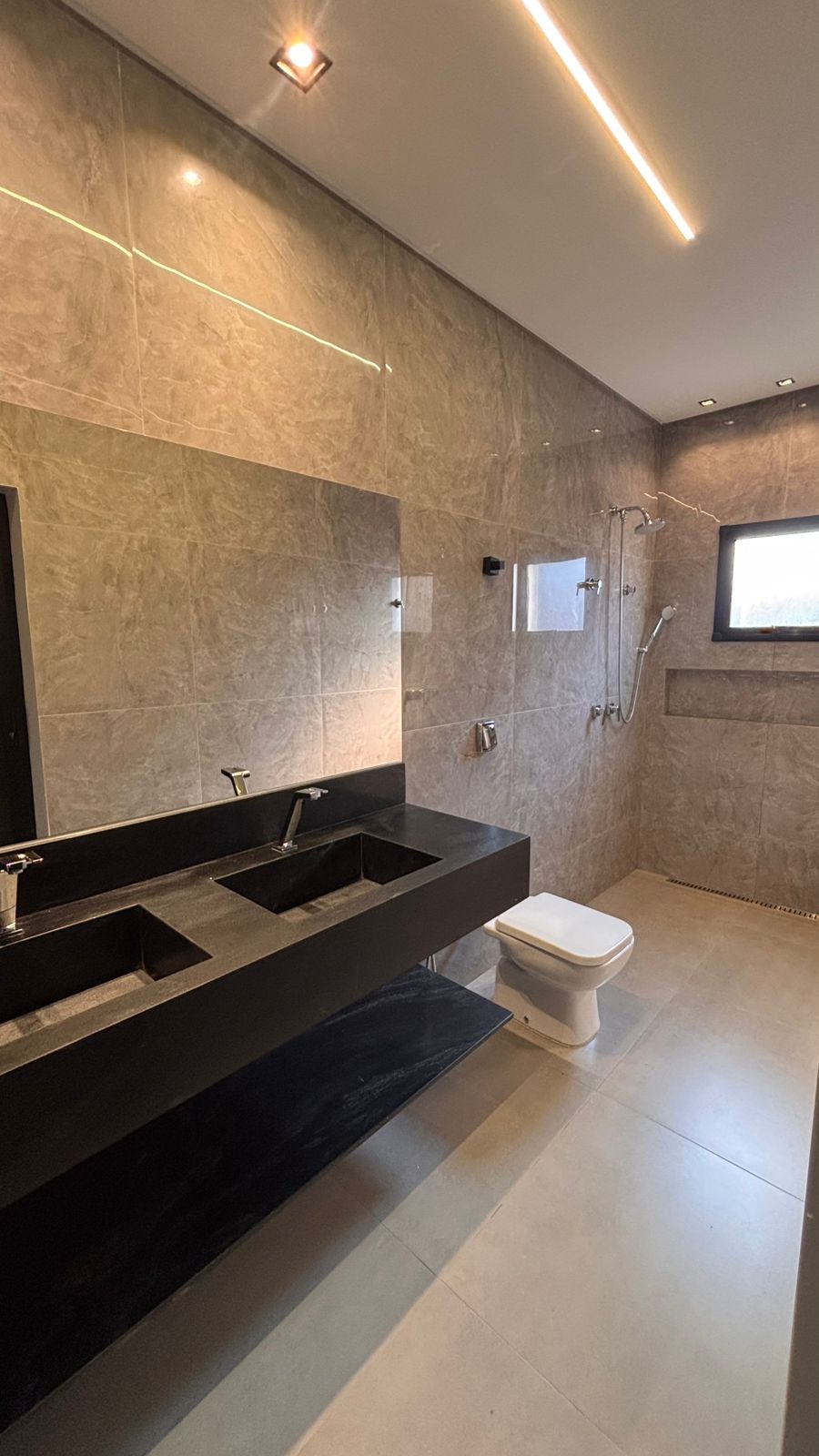 Casa térrea a venda / Jardins Barcelona / 190 m² e terreno de 300 m² /  3 suites / home theater / piscina aquecida com prainha / hidro / LED