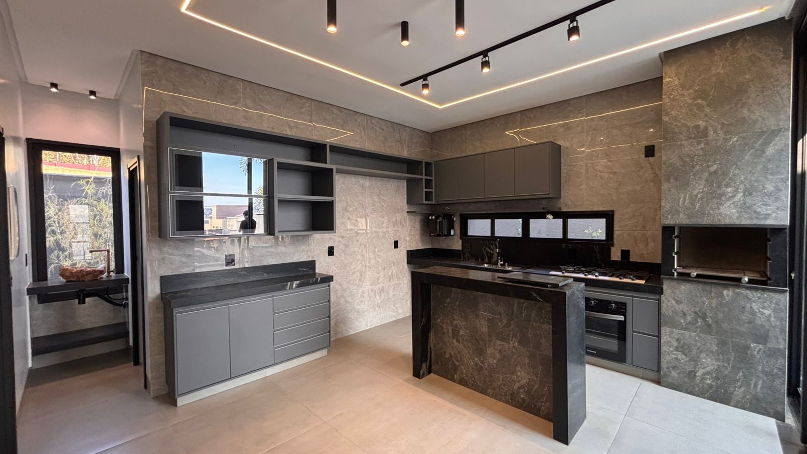 Casa térrea a venda / Jardins Barcelona / 190 m² e terreno de 300 m² /  3 suites / home theater / piscina aquecida com prainha / hidro / LED