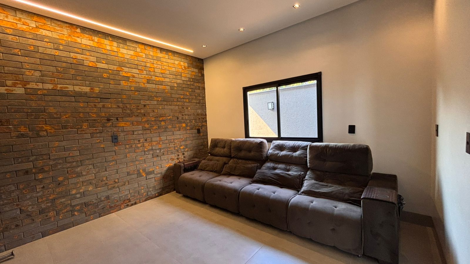 Casa térrea a venda / Jardins Barcelona / 190 m² e terreno de 300 m² /  3 suites / home theater / piscina aquecida com prainha / hidro / LED