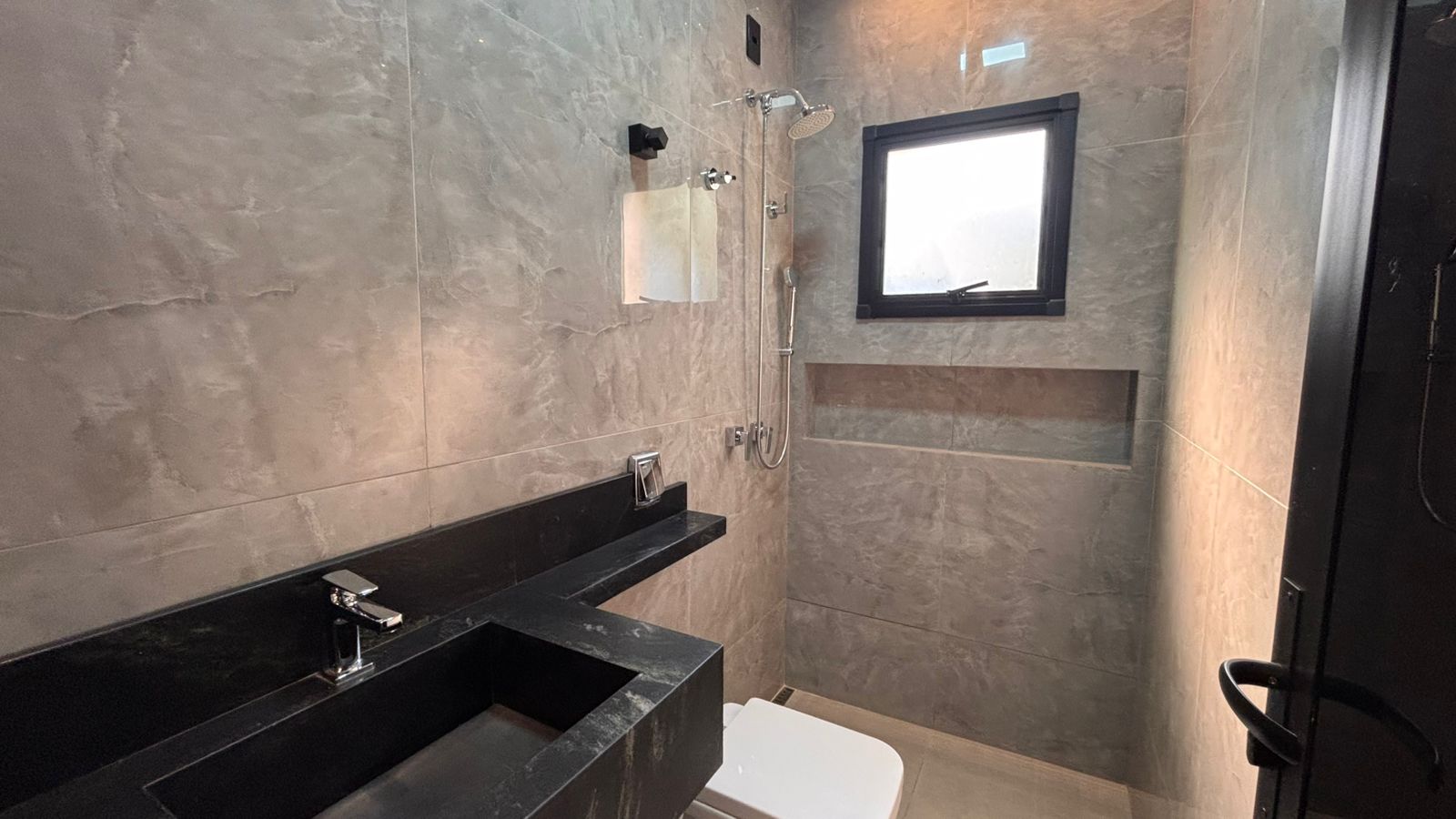 Casa térrea a venda / Jardins Barcelona / 190 m² e terreno de 300 m² /  3 suites / home theater / piscina aquecida com prainha / hidro / LED