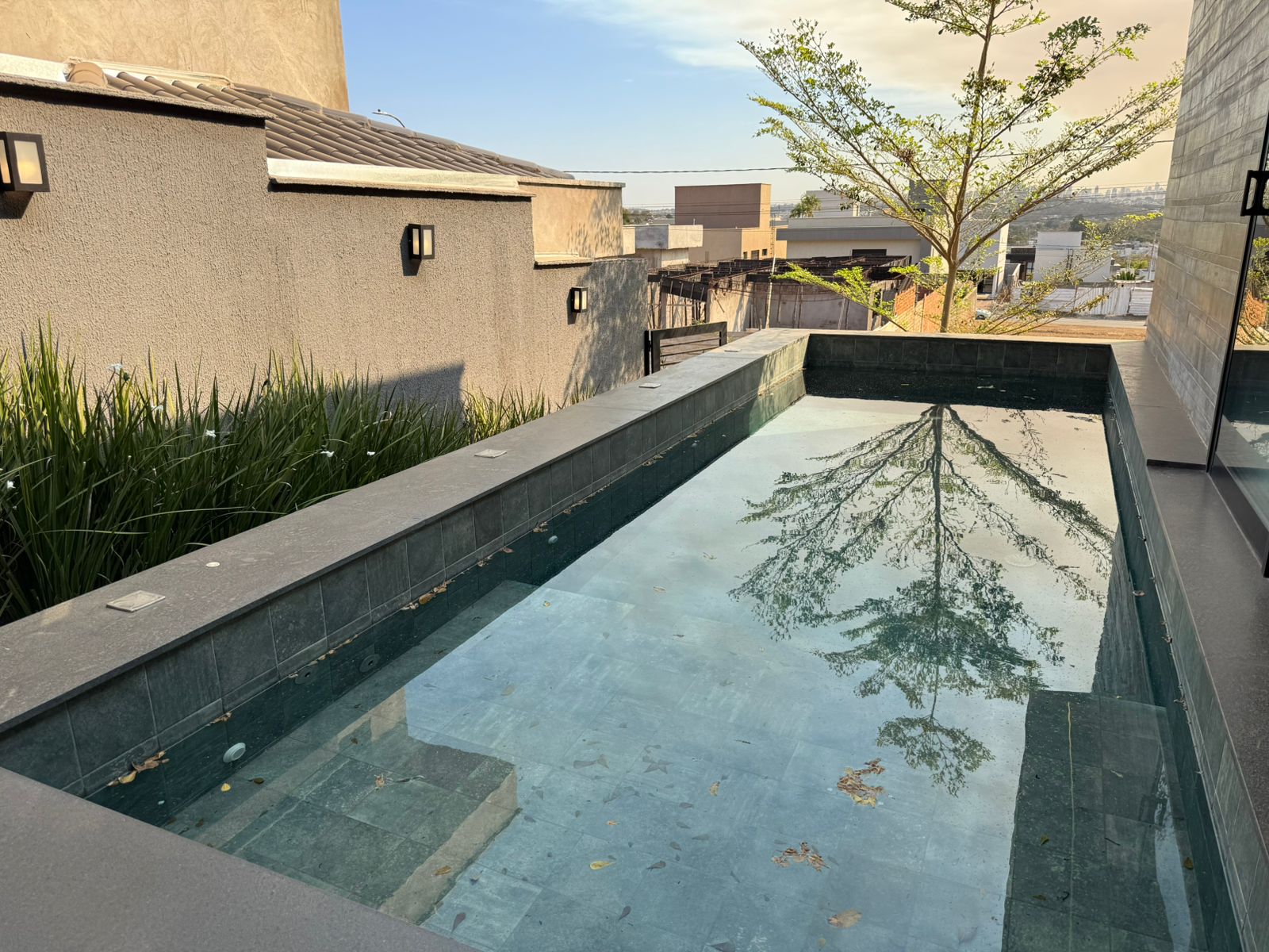 Casa térrea a venda / Jardins Barcelona / 190 m² e terreno de 300 m² /  3 suites / home theater / piscina aquecida com prainha / hidro / LED