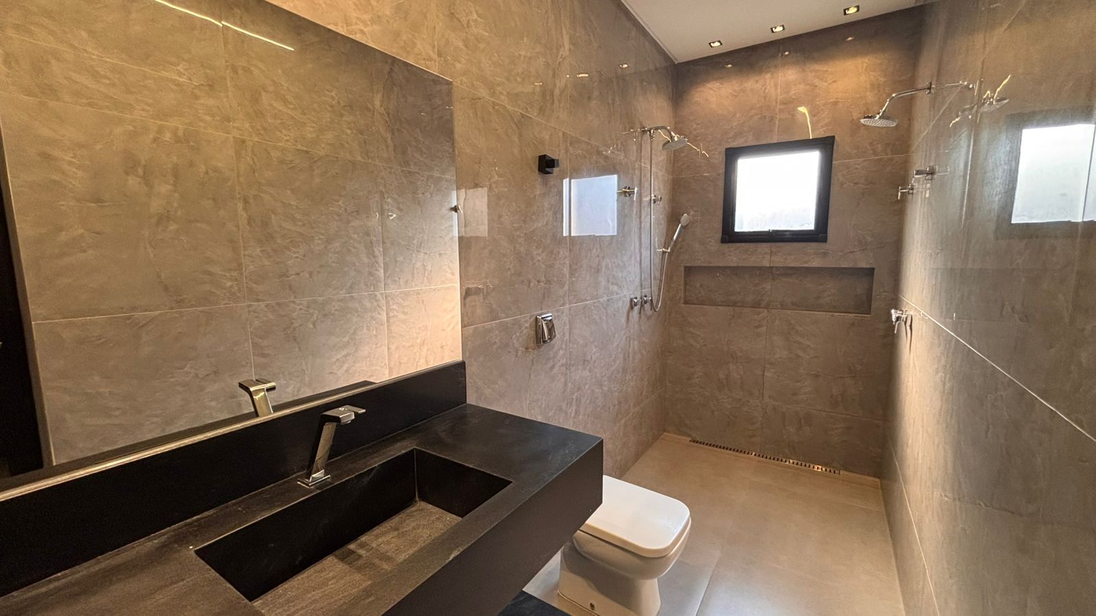 Casa térrea a venda / Jardins Barcelona / 190 m² e terreno de 300 m² /  3 suites / home theater / piscina aquecida com prainha / hidro / LED