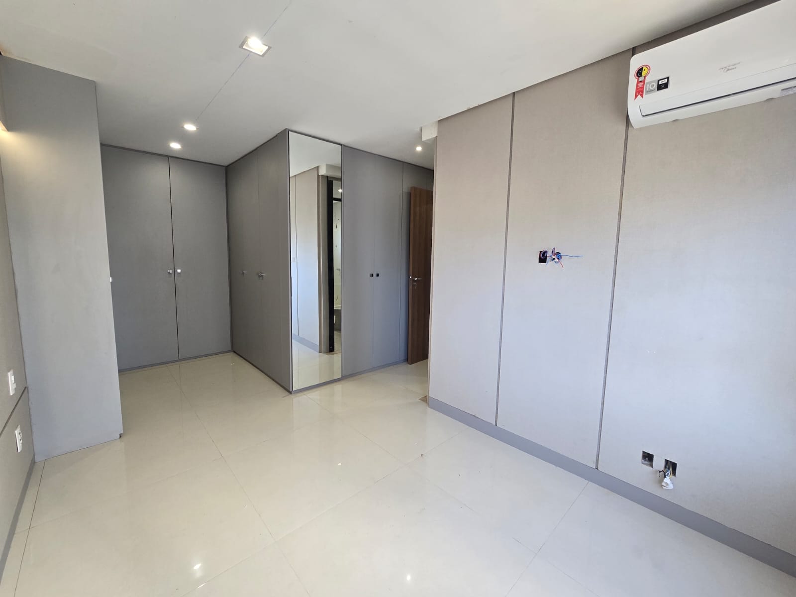Apartamento à venda 104 m² / Setor Bueno / 2 suítes / lavabo / projeto luminotécnico e armários / prédio novo / Rua T-30