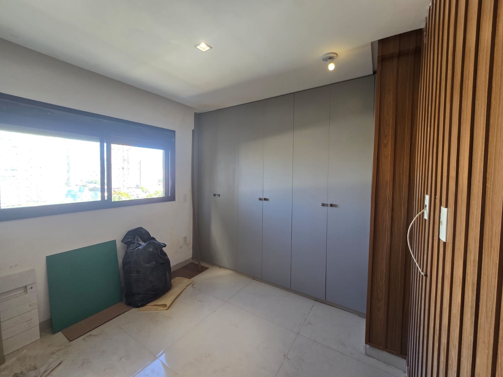 Apartamento à venda 104 m² / Setor Bueno / 2 suítes / lavabo / projeto luminotécnico e armários / prédio novo / Rua T-30