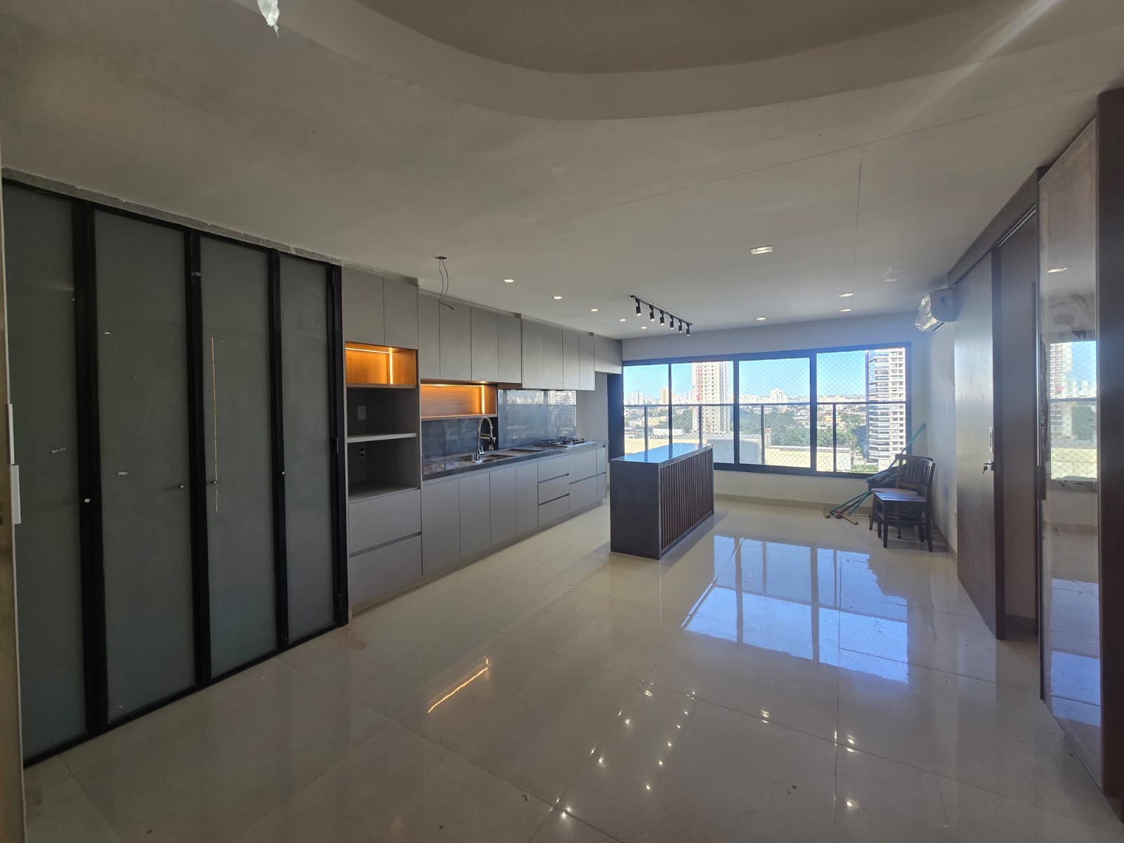 Apartamento à venda 104 m² / Setor Bueno / 2 suítes / lavabo / projeto luminotécnico e armários / prédio novo / Rua T-30