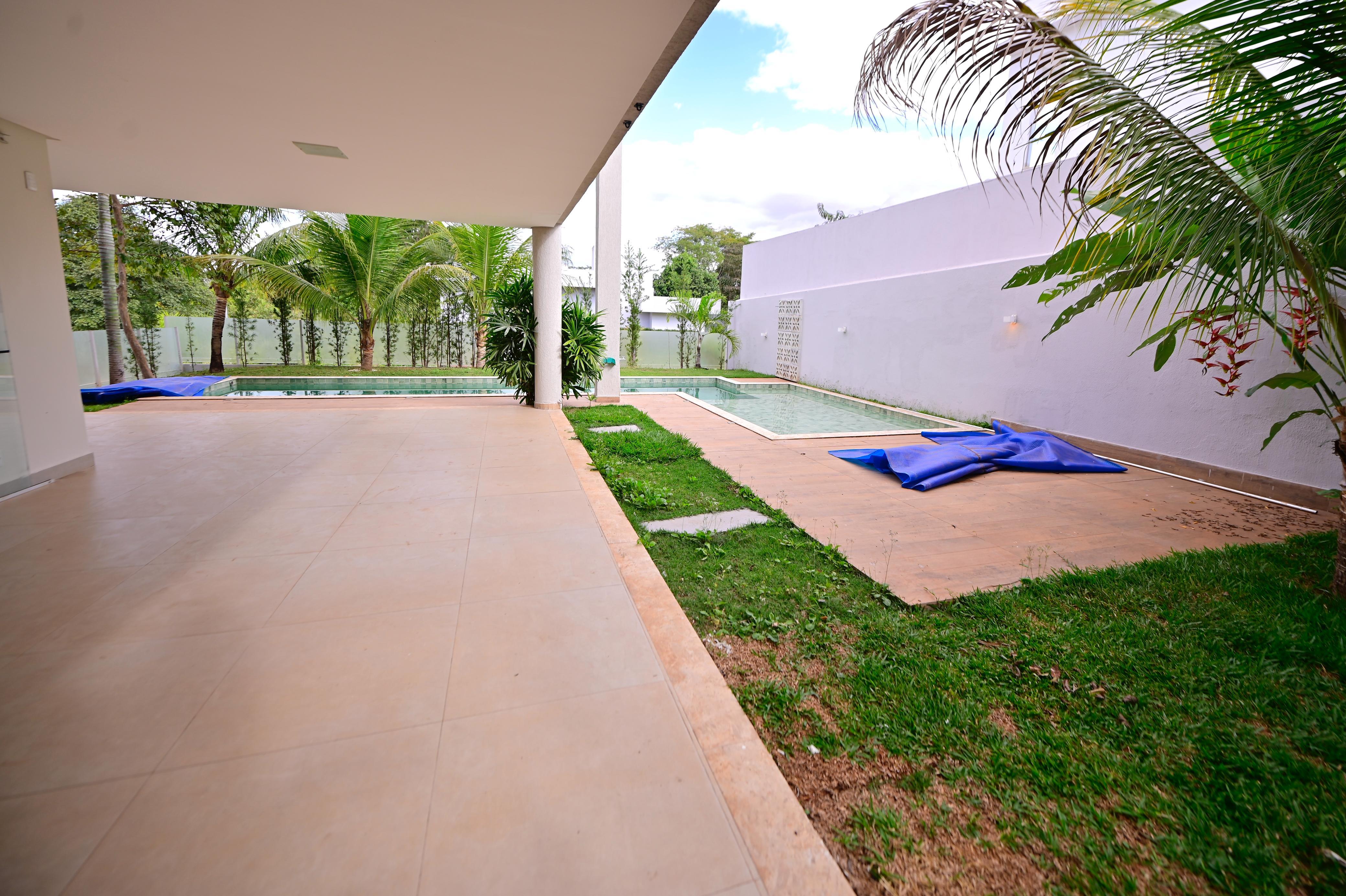 Sobrado à venda ou aluguel / alto padrão / Condomínio Alphaville Araguaia / lote de 620 m² / 404 m² de área construída / casa de esquina / posição elevada e vista permanente para a mata / • 3 suítes amplas / • Home office