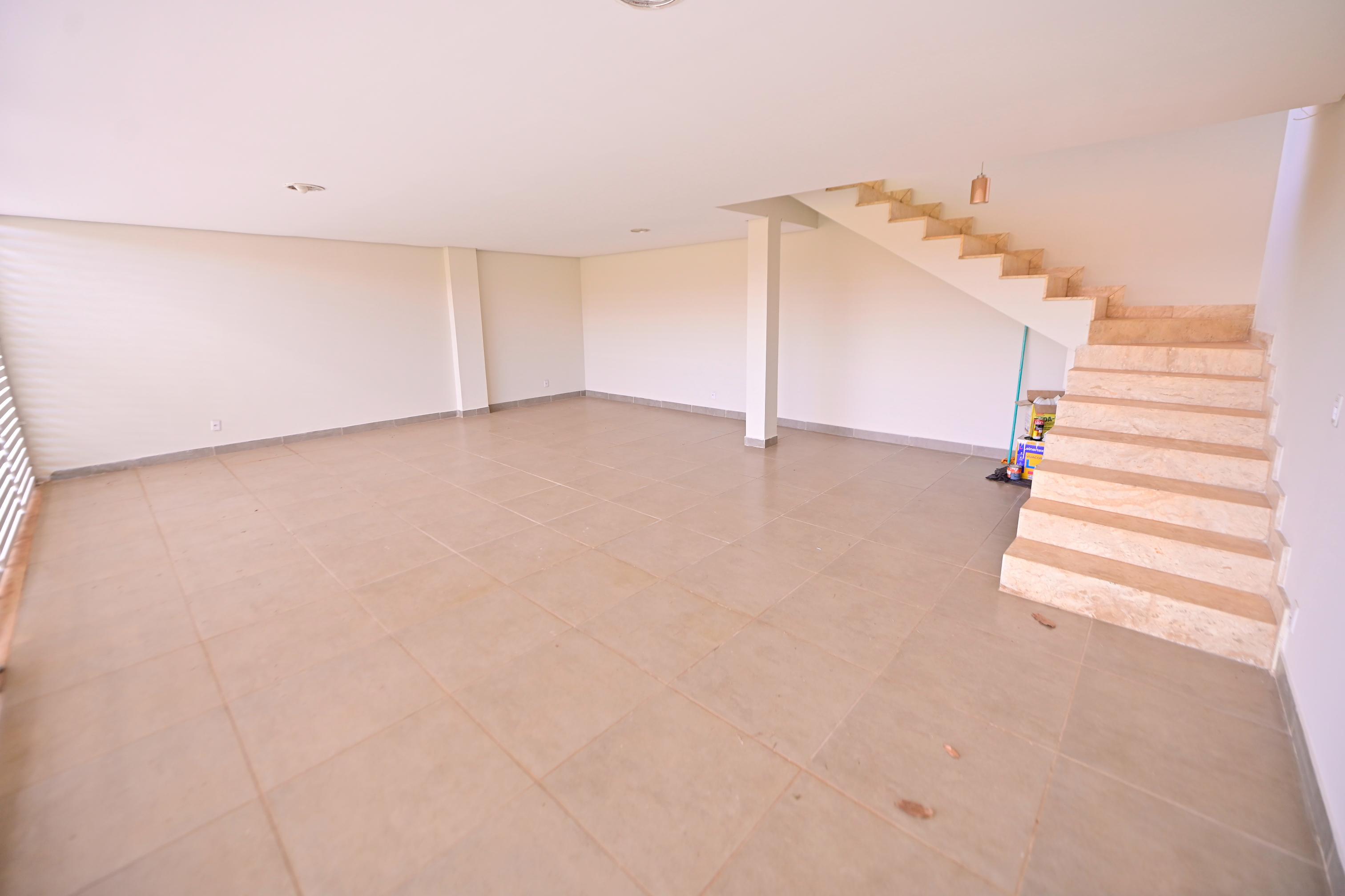 Sobrado à venda ou aluguel / alto padrão / Condomínio Alphaville Araguaia / lote de 620 m² / 404 m² de área construída / casa de esquina / posição elevada e vista permanente para a mata / • 3 suítes amplas / • Home office