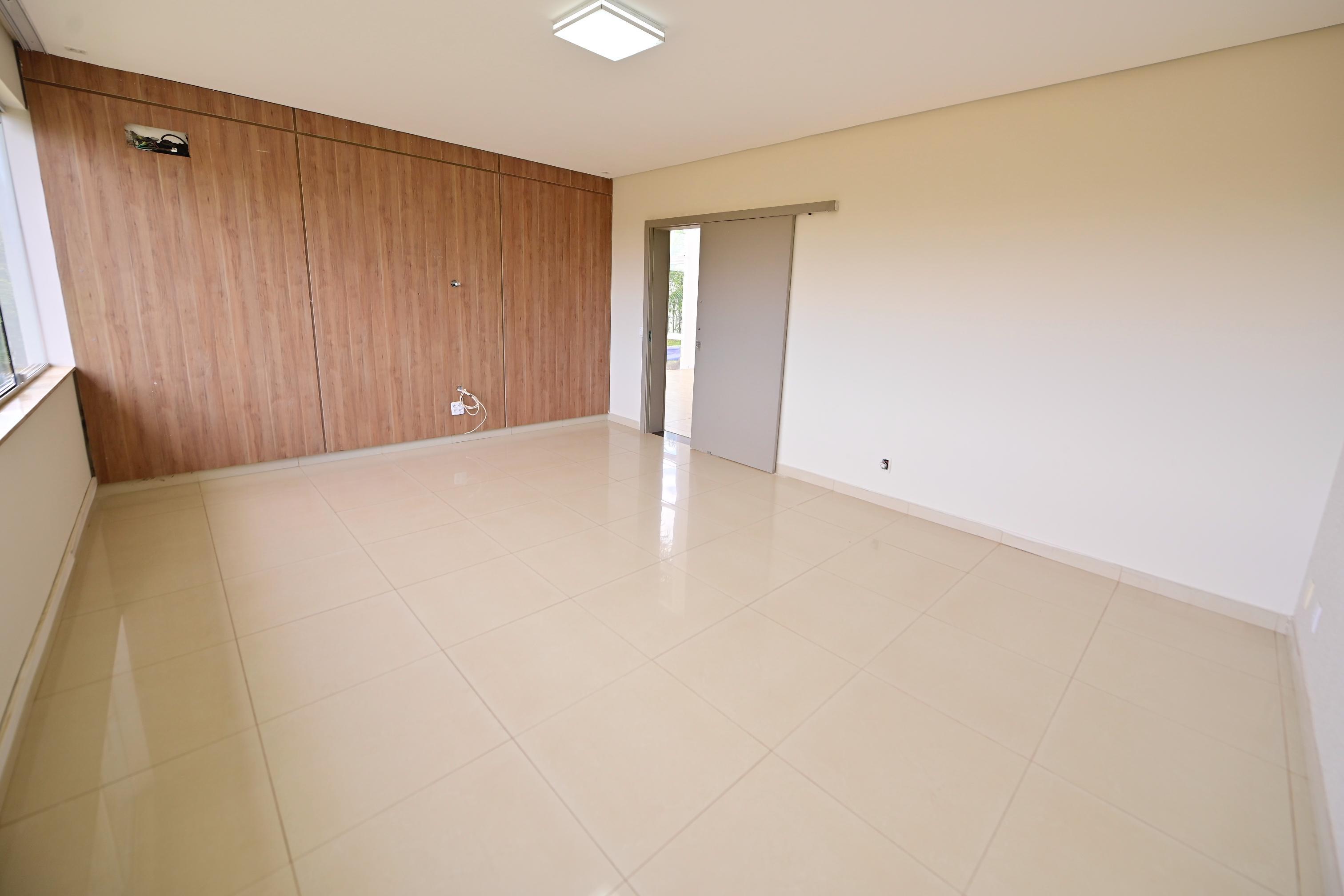 Sobrado à venda ou aluguel / alto padrão / Condomínio Alphaville Araguaia / lote de 620 m² / 404 m² de área construída / casa de esquina / posição elevada e vista permanente para a mata / • 3 suítes amplas / • Home office