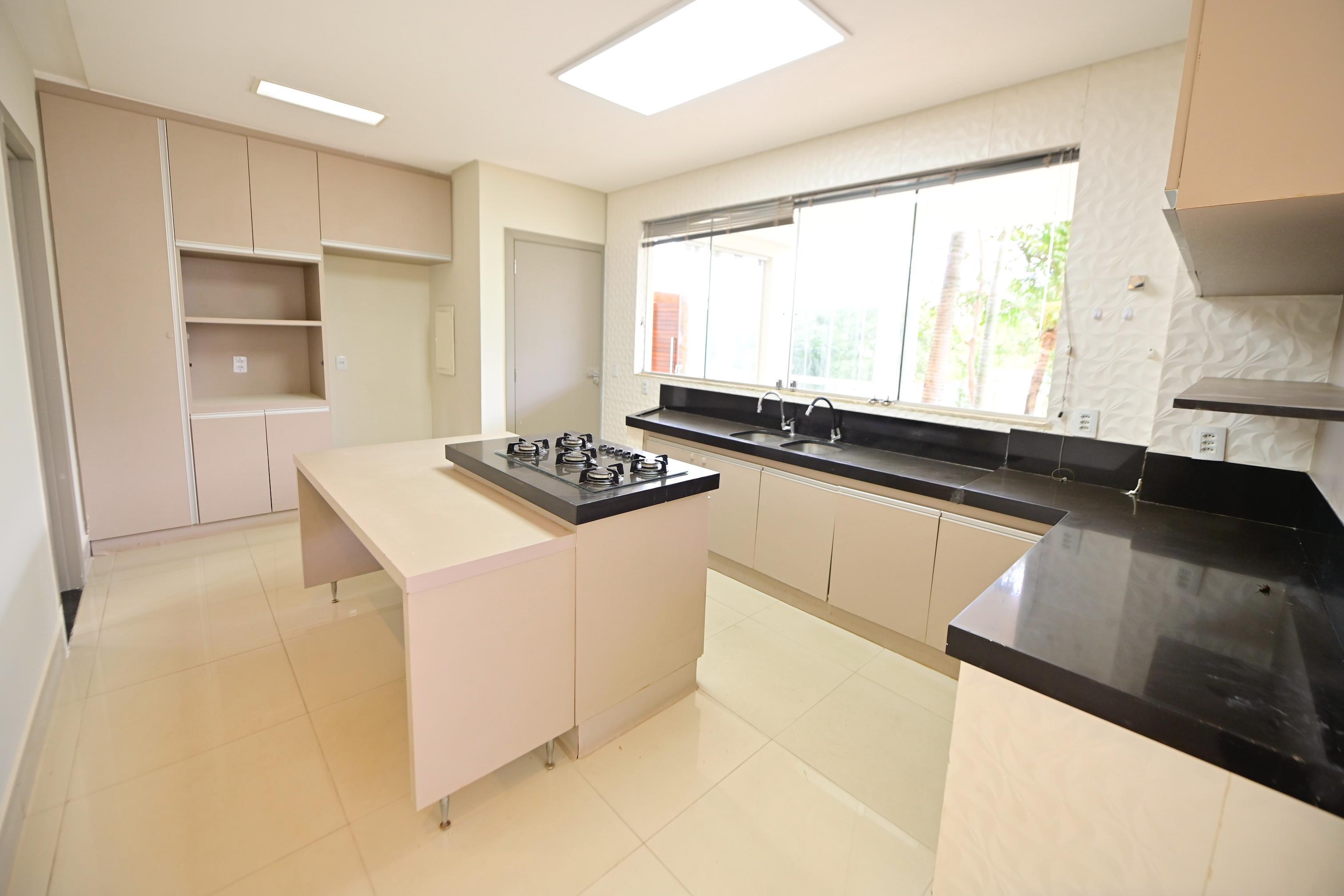 Sobrado à venda ou aluguel / alto padrão / Condomínio Alphaville Araguaia / lote de 620 m² / 404 m² de área construída / casa de esquina / posição elevada e vista permanente para a mata / • 3 suítes amplas / • Home office