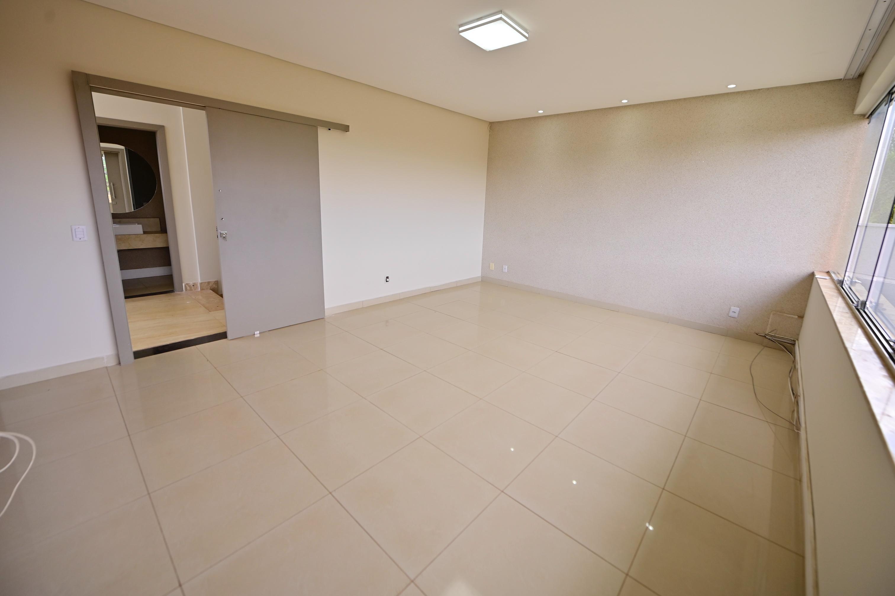 Sobrado à venda ou aluguel / alto padrão / Condomínio Alphaville Araguaia / lote de 620 m² / 404 m² de área construída / casa de esquina / posição elevada e vista permanente para a mata / • 3 suítes amplas / • Home office