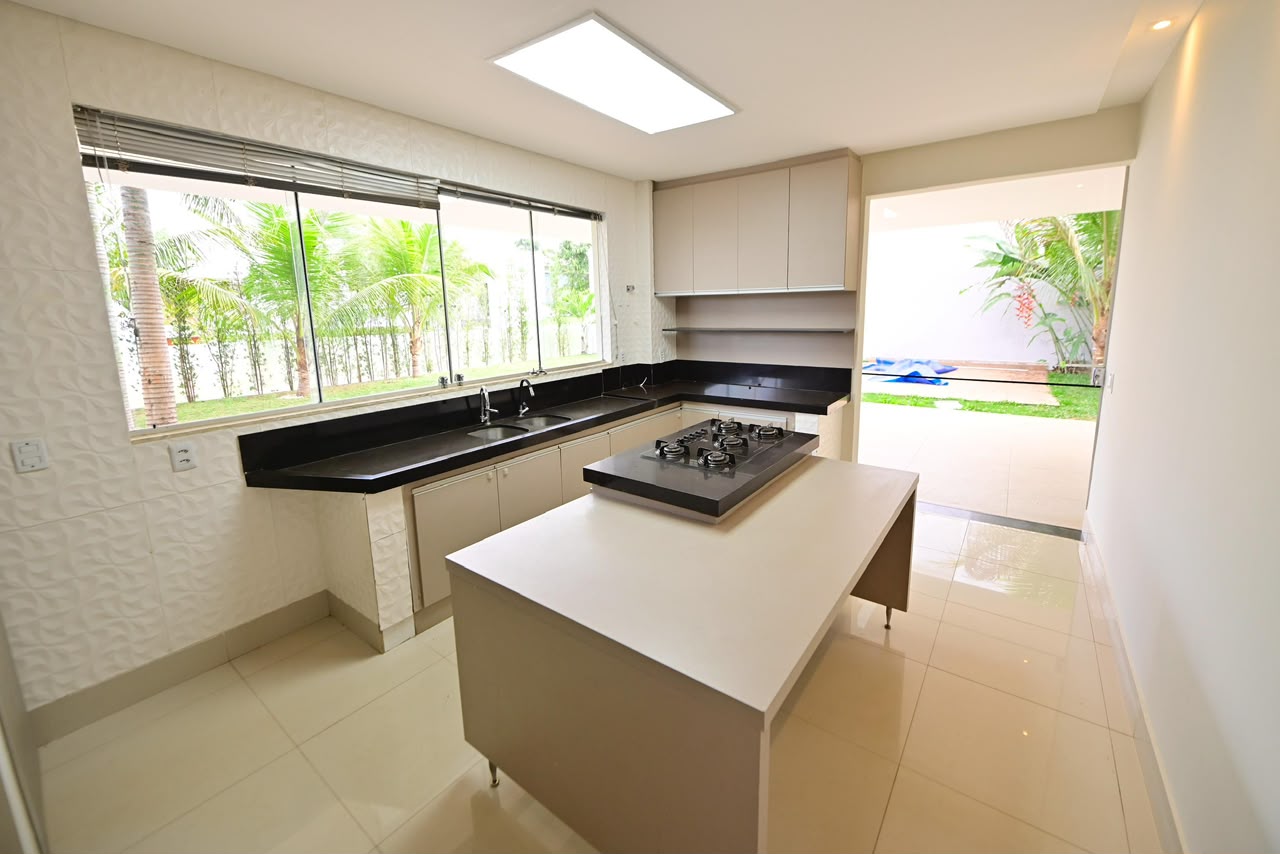 Sobrado à venda ou aluguel / alto padrão / Condomínio Alphaville Araguaia / lote de 620 m² / 404 m² de área construída / casa de esquina / posição elevada e vista permanente para a mata / • 3 suítes amplas / • Home office
