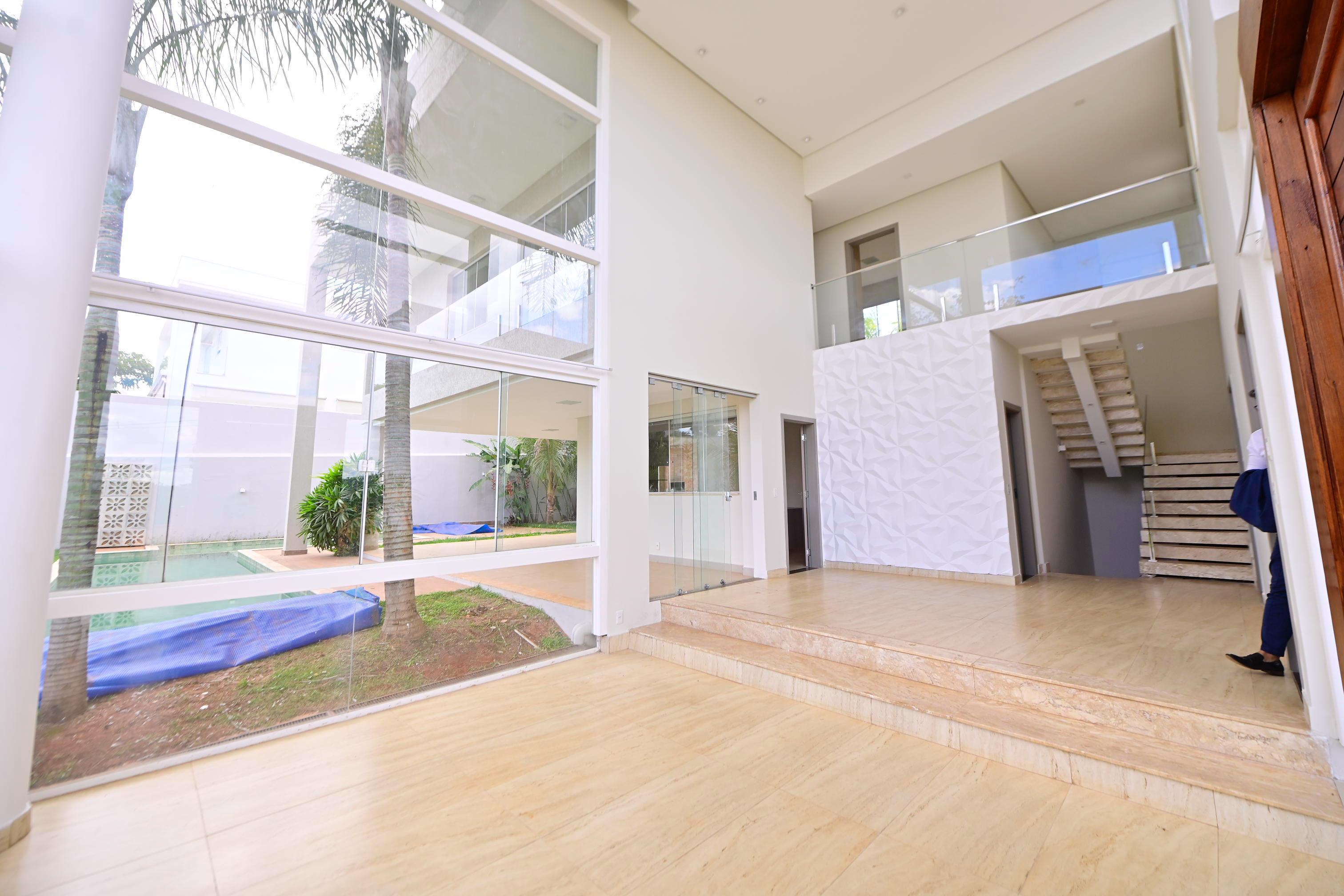 Sobrado à venda ou aluguel / alto padrão / Condomínio Alphaville Araguaia / lote de 620 m² / 404 m² de área construída / casa de esquina / posição elevada e vista permanente para a mata / • 3 suítes amplas / • Home office