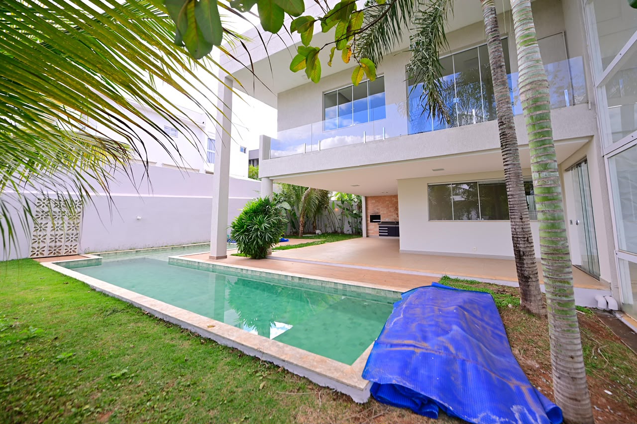 Sobrado à venda ou aluguel / alto padrão / Condomínio Alphaville Araguaia / lote de 620 m² / 404 m² de área construída / casa de esquina / posição elevada e vista permanente para a mata / • 3 suítes amplas / • Home office