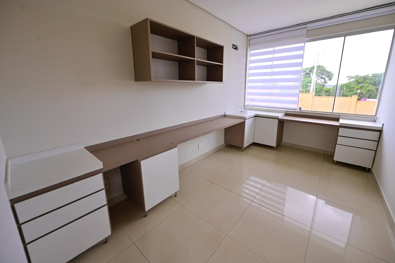 Sobrado à venda ou aluguel / alto padrão / Condomínio Alphaville Araguaia / lote de 620 m² / 404 m² de área construída / casa de esquina / posição elevada e vista permanente para a mata / • 3 suítes amplas / • Home office