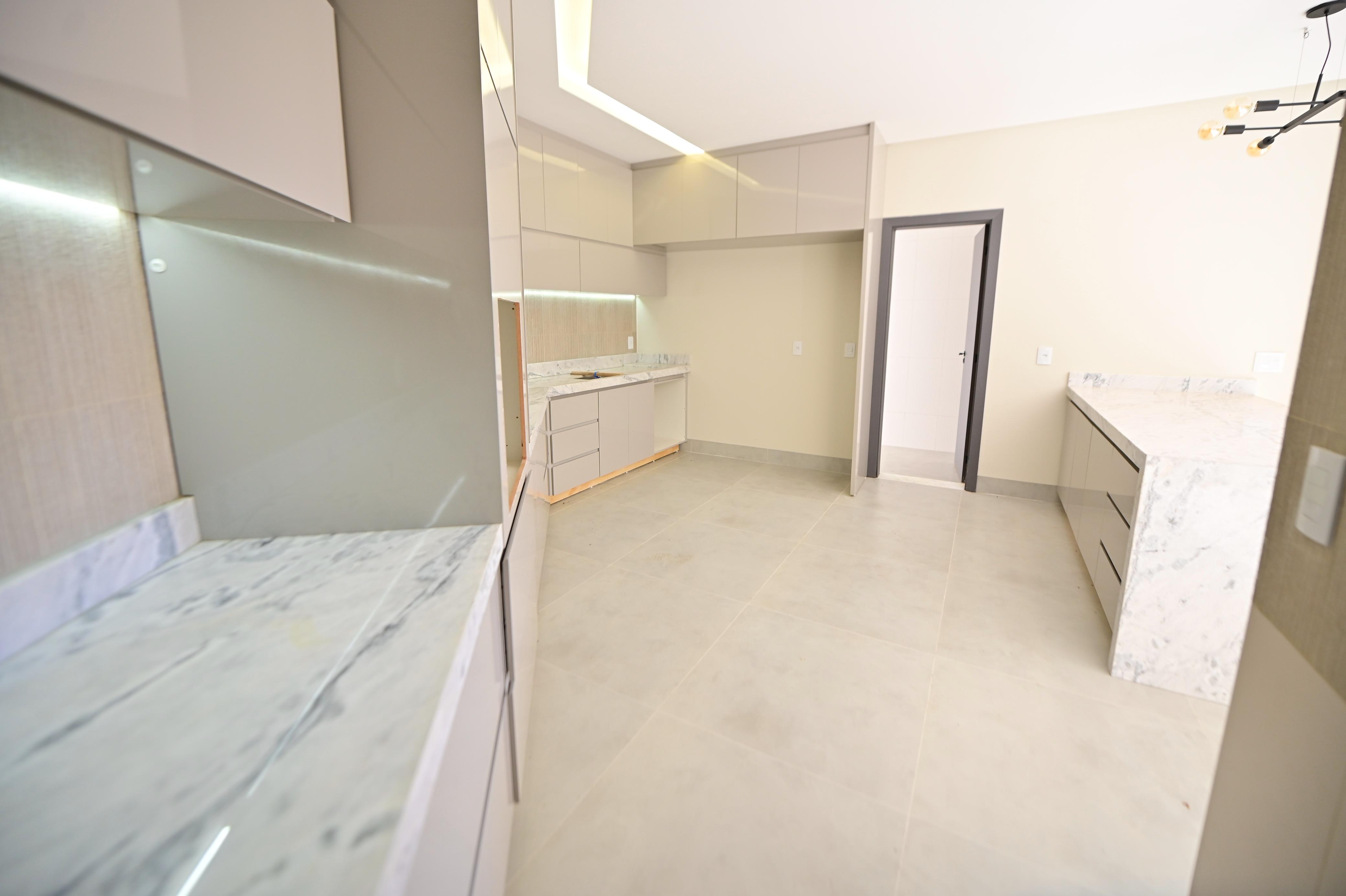 Sobrado para venda ou aluguel / Jardins Barcelona / Frente para a Mata / 3 suites / sala integrada / cozinha e banheiros com armários / piscina / novo