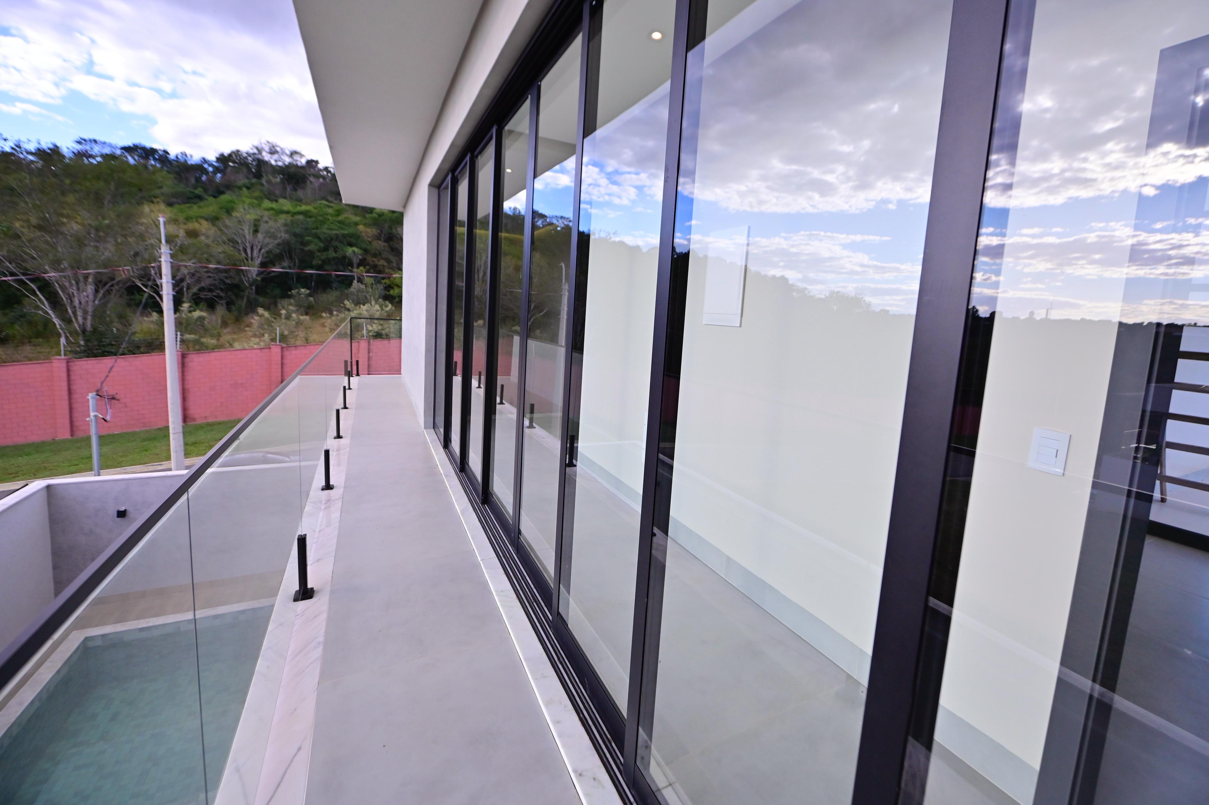 Sobrado para venda ou aluguel / Jardins Barcelona / Frente para a Mata / 3 suites / sala integrada / cozinha e banheiros com armários / piscina / novo