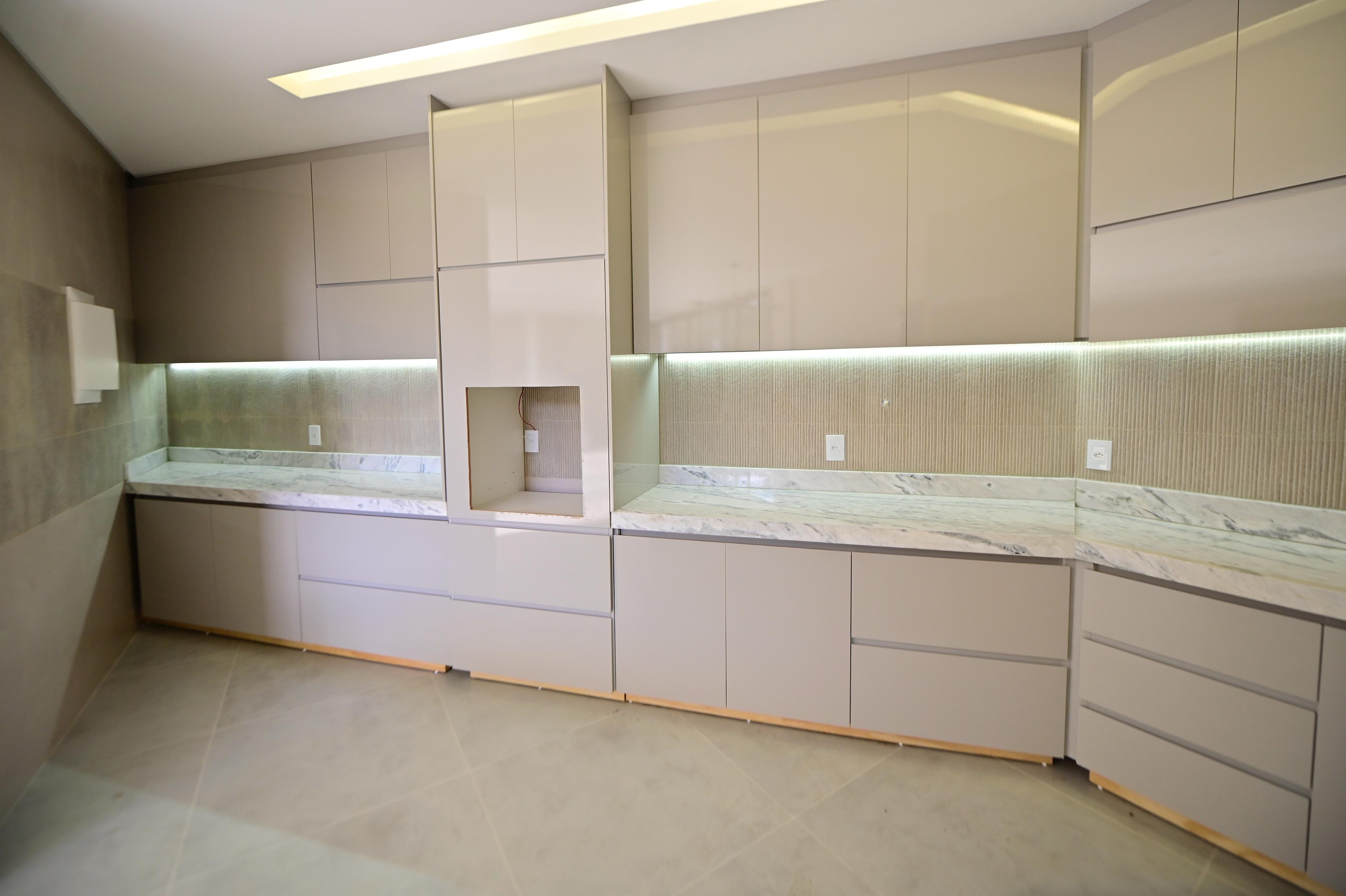 Sobrado para venda ou aluguel / Jardins Barcelona / Frente para a Mata / 3 suites / sala integrada / cozinha e banheiros com armários / piscina / novo