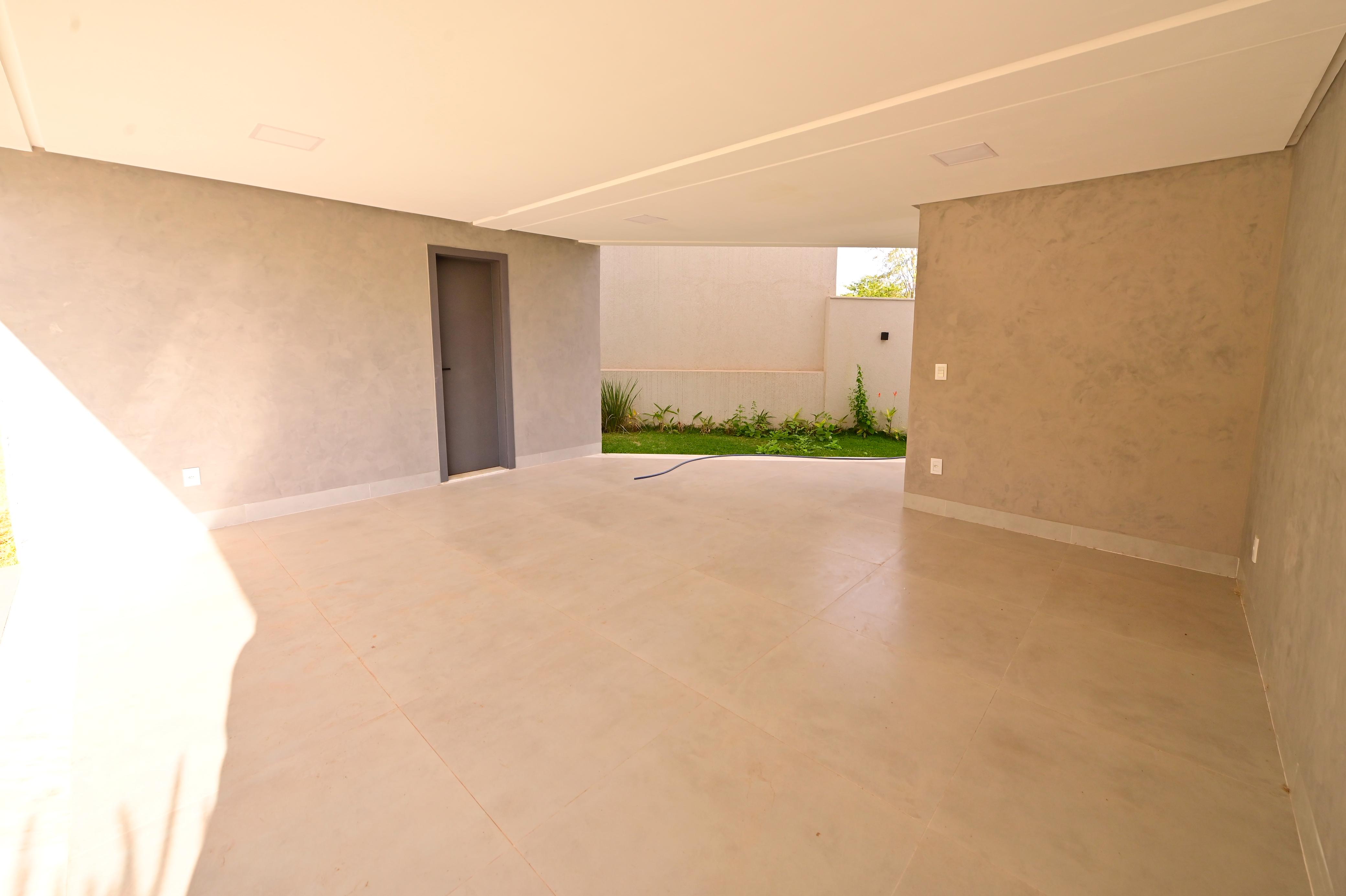 Sobrado para venda ou aluguel / Jardins Barcelona / Frente para a Mata / 3 suites / sala integrada / cozinha e banheiros com armários / piscina / novo