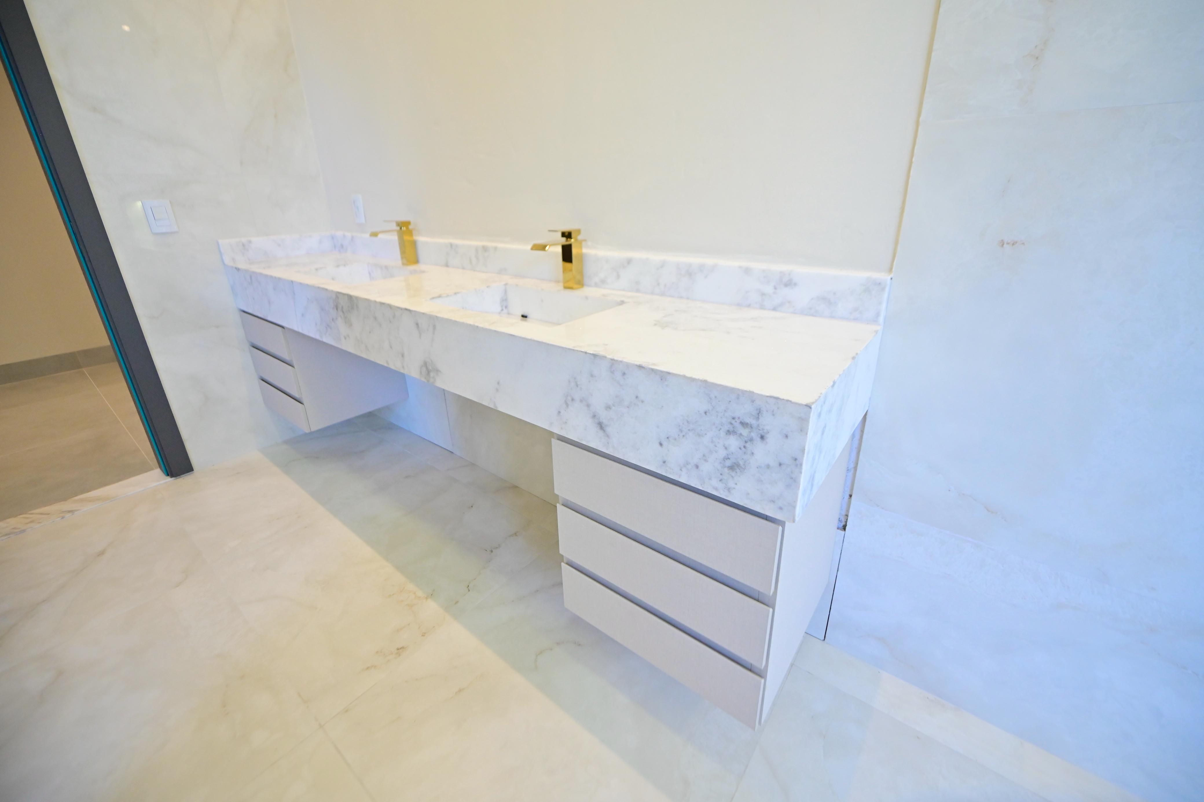 Sobrado para venda ou aluguel / Jardins Barcelona / Frente para a Mata / 3 suites / sala integrada / cozinha e banheiros com armários / piscina / novo