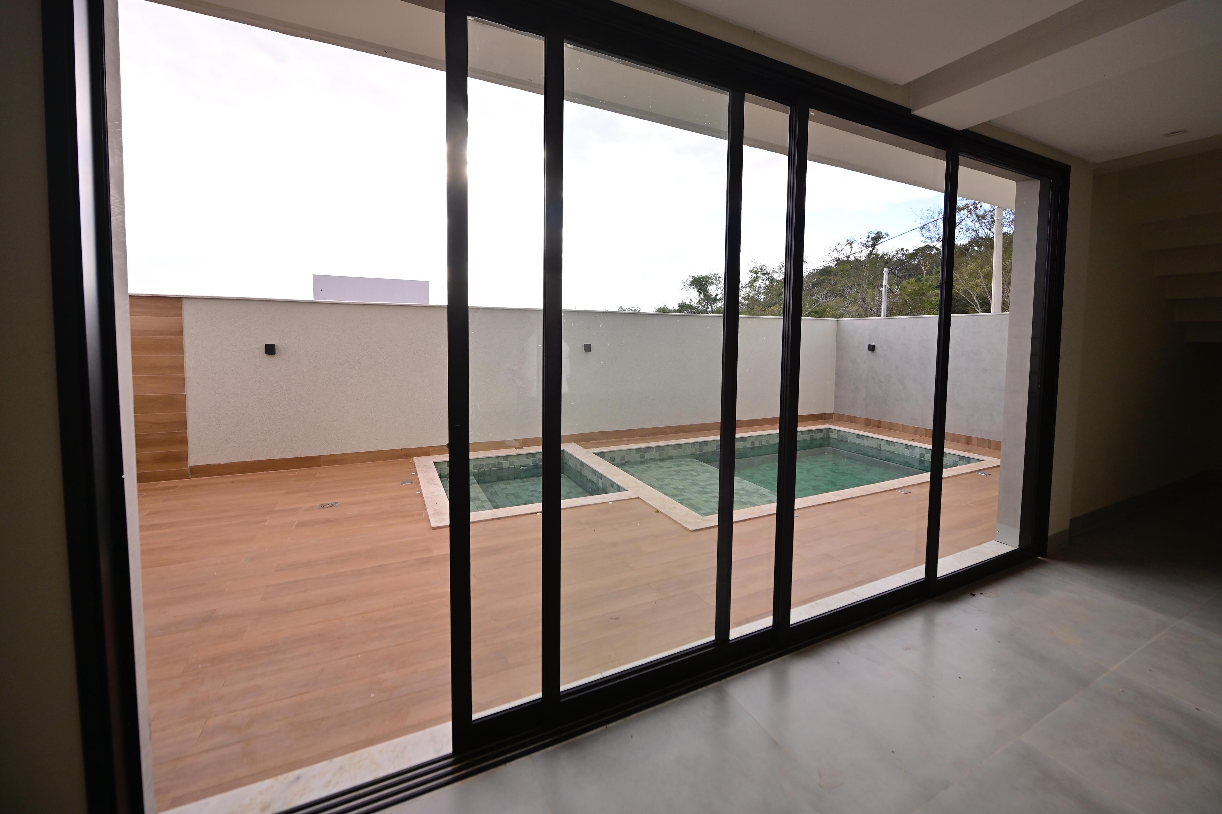 Sobrado para venda ou aluguel / Jardins Barcelona / Frente para a Mata / 3 suites / sala integrada / cozinha e banheiros com armários / piscina / novo