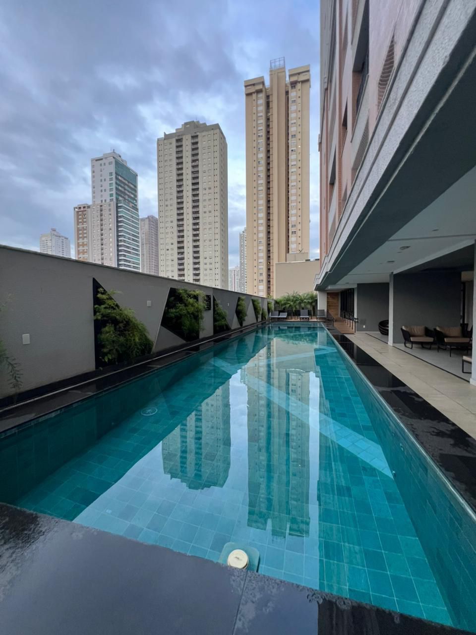 Apartamento à venda Setor Bueno / 87 m² /   02 suítes / lavabo e varanda / com vista privilegiada para o Parque Vaca Brava / 2 vagas / mobiliado