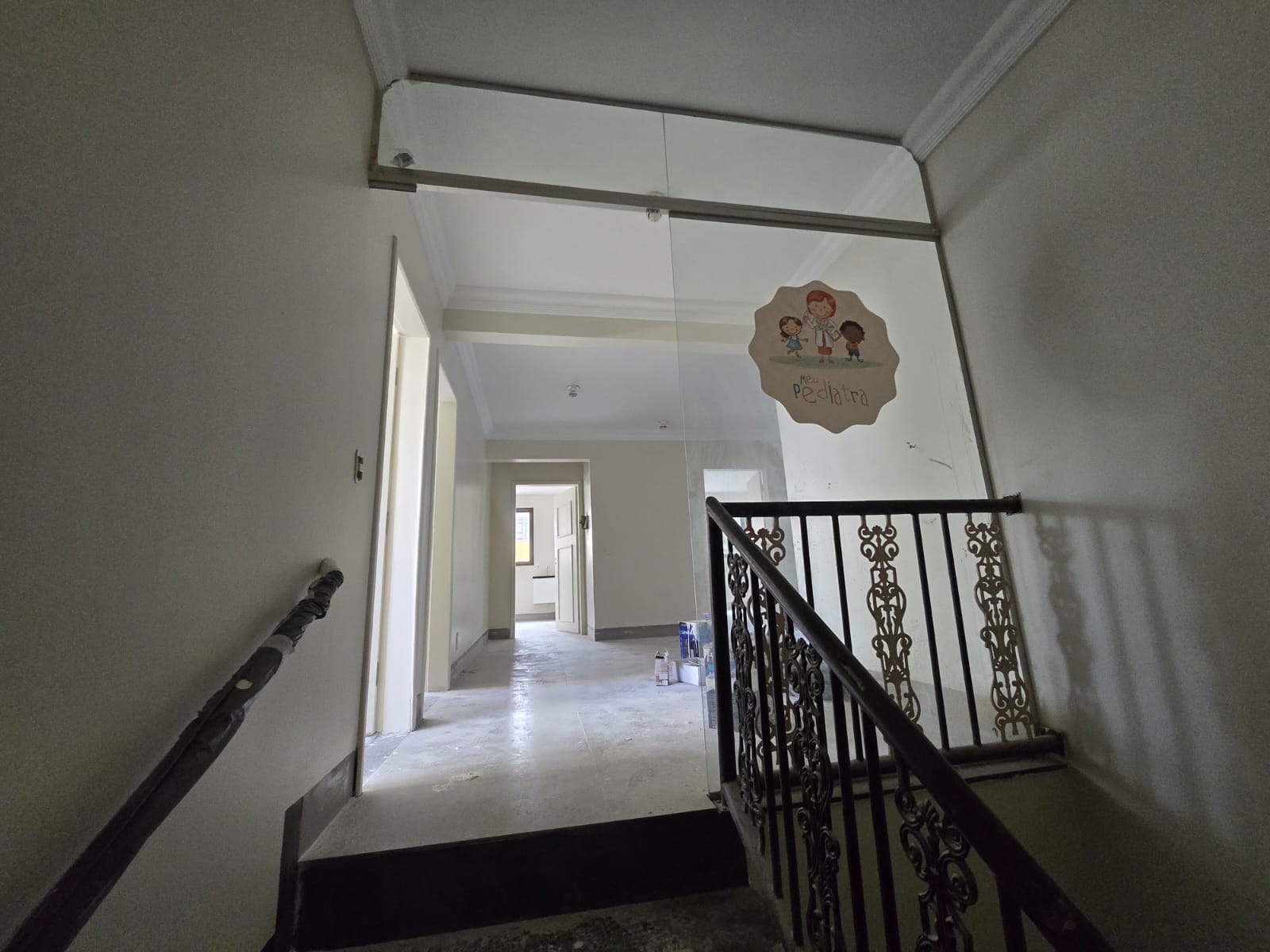 Locação de prédio comercial / Setor Marista / 650 m² / 8 vagas / 12 salas com pia / recepção / 3 salas grandes / ideal para clínicas, lojas, escolas, restaurantes