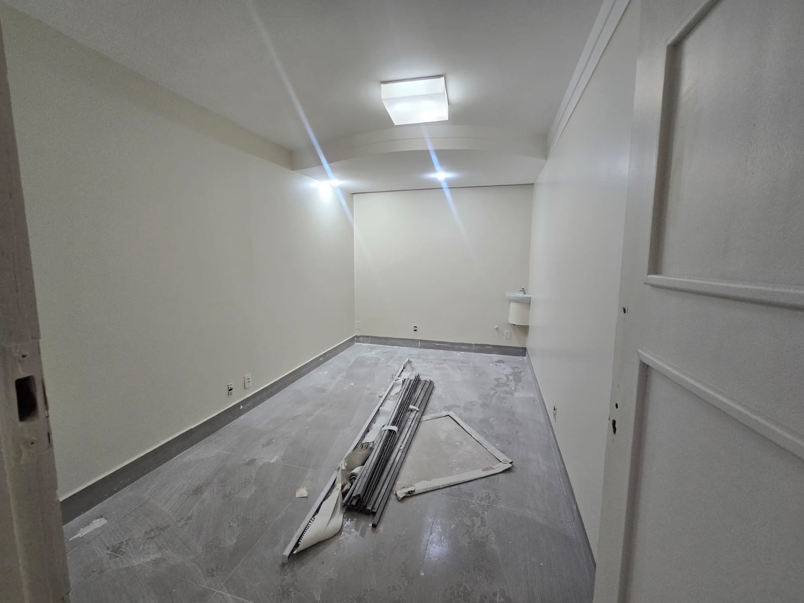 Locação de prédio comercial / Setor Marista / 650 m² / 8 vagas / 12 salas com pia / recepção / 3 salas grandes / ideal para clínicas, lojas, escolas, restaurantes
