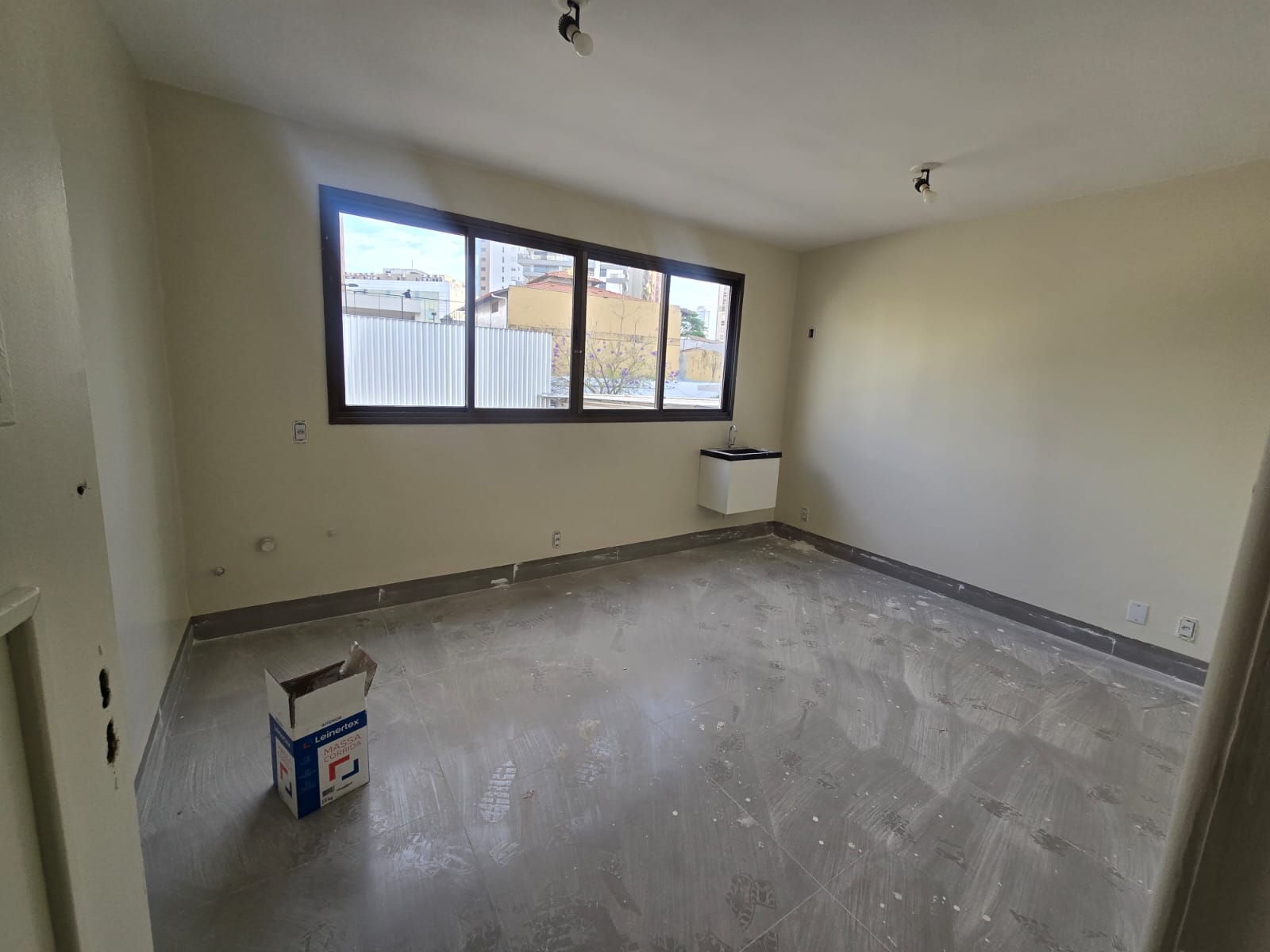 Locação de prédio comercial / Setor Marista / 650 m² / 8 vagas / 12 salas com pia / recepção / 3 salas grandes / ideal para clínicas, lojas, escolas, restaurantes