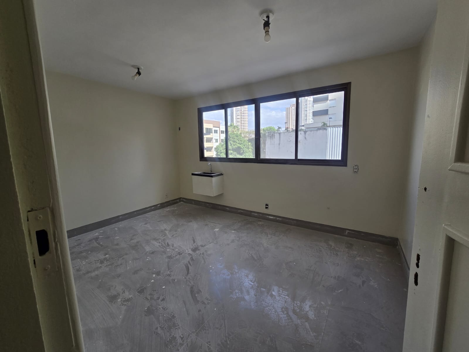 Locação de prédio comercial / Setor Marista / 650 m² / 8 vagas / 12 salas com pia / recepção / 3 salas grandes / ideal para clínicas, lojas, escolas, restaurantes
