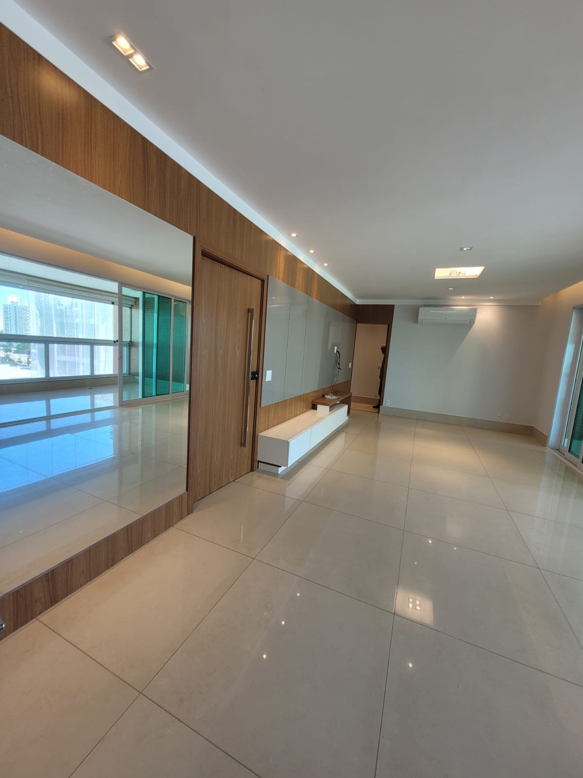 Apartamento para aluguel / Setor Marista / 160 m² / 3 suítes / 3 vagas / Varanda gourmet com churrasqueira a carvão / lavabo