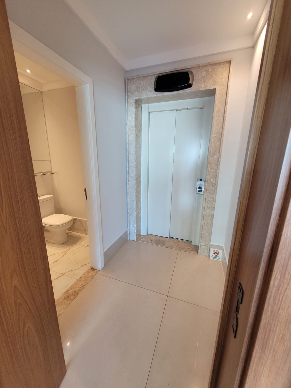 Apartamento para aluguel / Setor Marista / 160 m² / 3 suítes / 3 vagas / Varanda gourmet com churrasqueira a carvão / lavabo