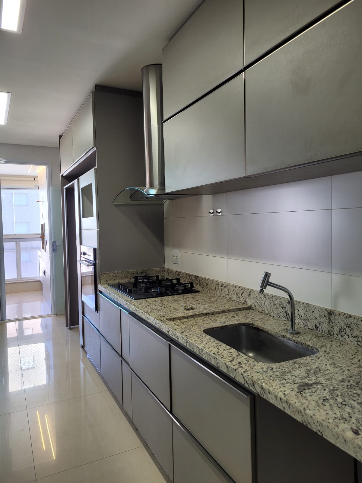 Apartamento para aluguel / Setor Marista / 160 m² / 3 suítes / 3 vagas / Varanda gourmet com churrasqueira a carvão / lavabo