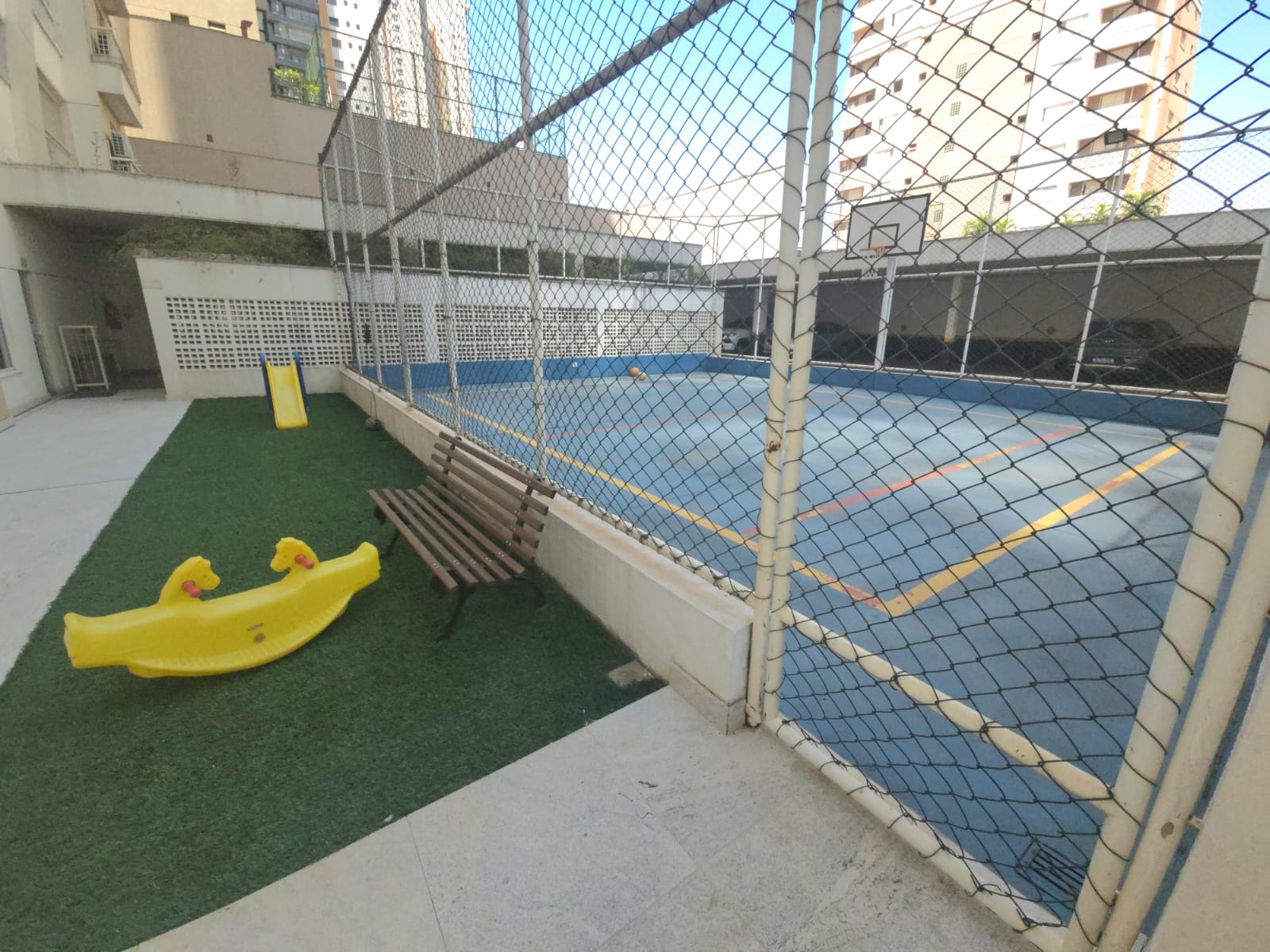 Apartamento à Venda / 02 quartos /  / 1 suíte / repleto em armários / balcão gourmet / andar alto / Setor Bueno