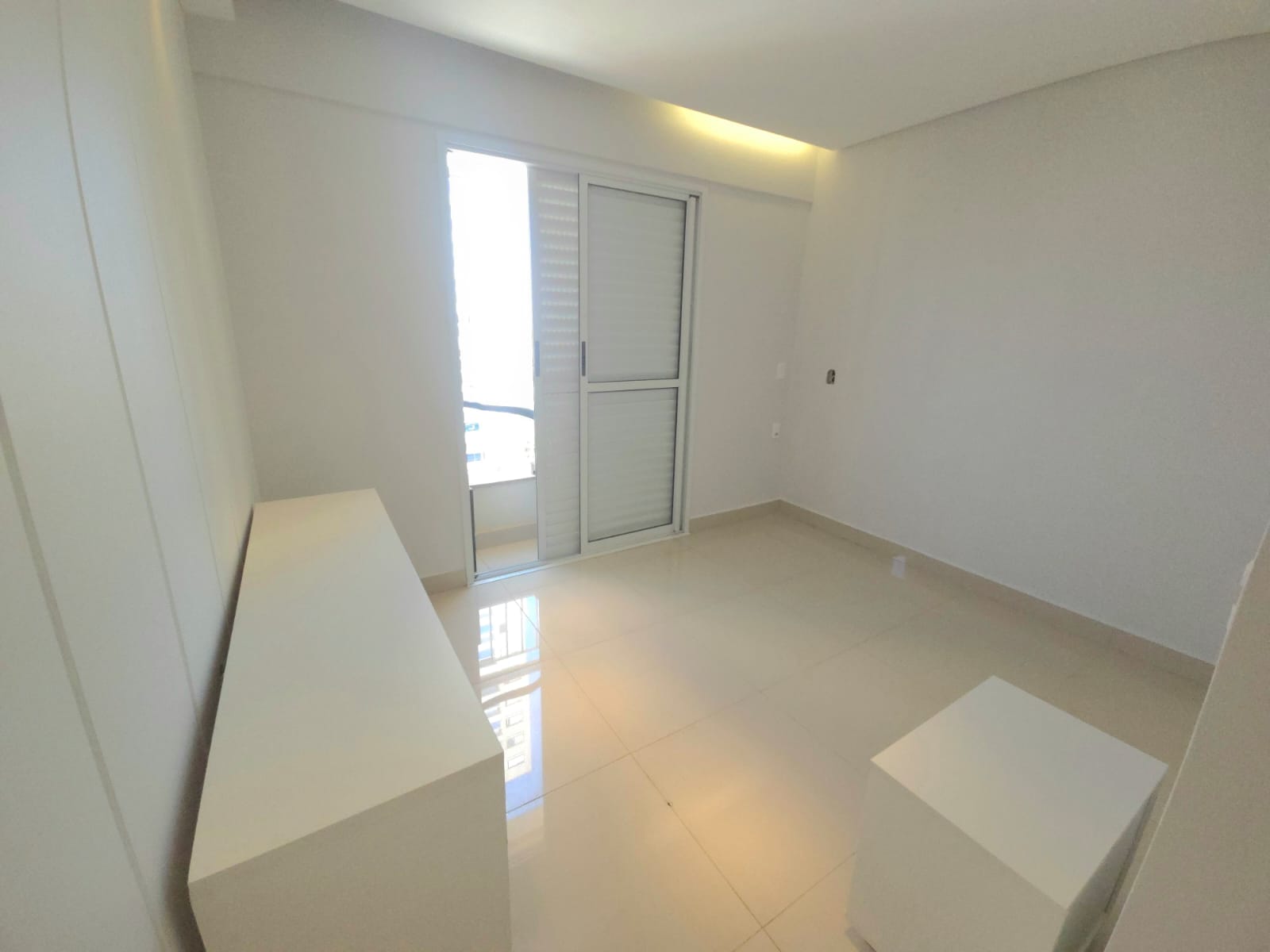 Apartamento à Venda / 02 quartos /  / 1 suíte / repleto em armários / balcão gourmet / andar alto / Setor Bueno