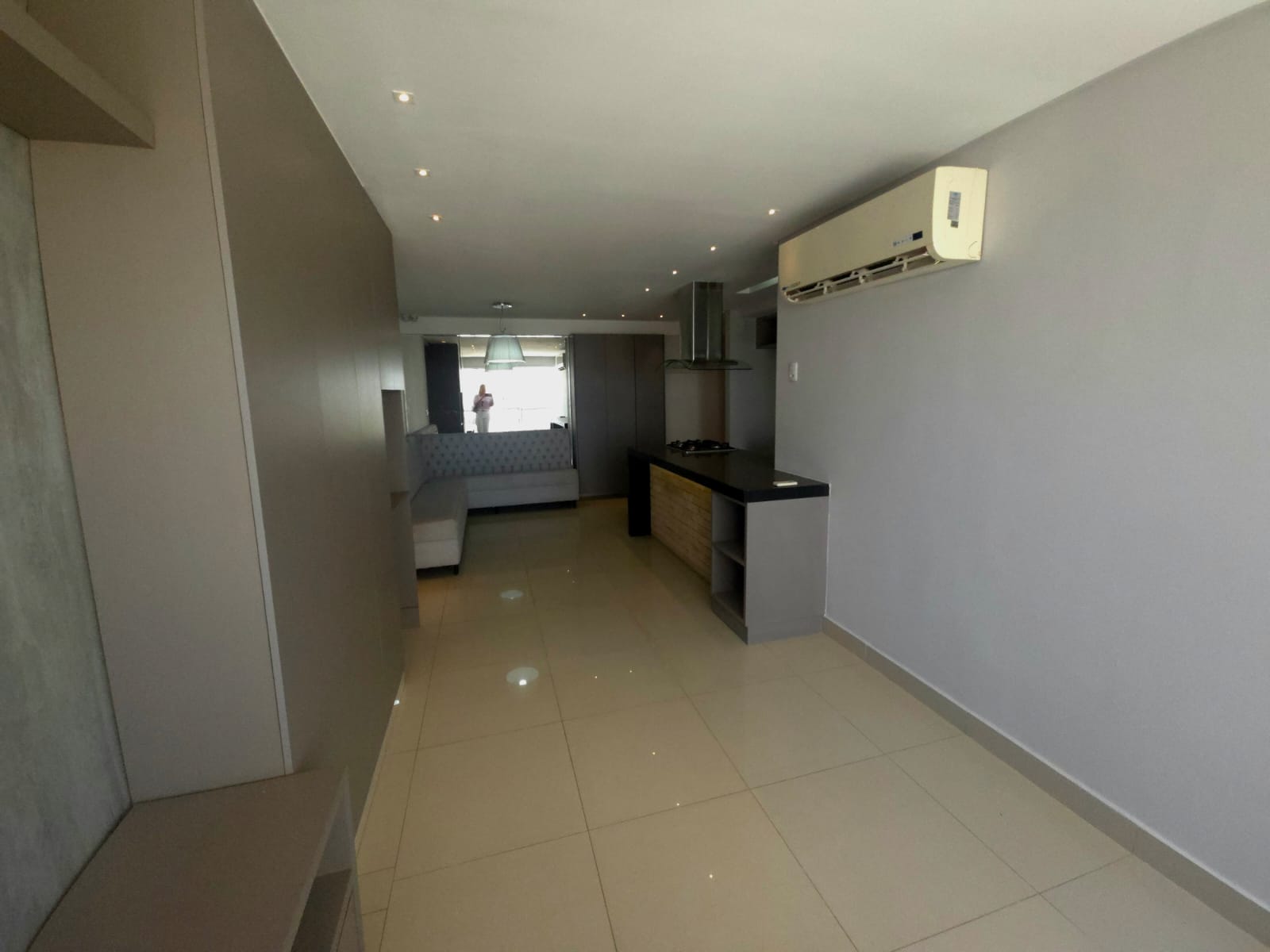 Apartamento à Venda / 02 quartos /  / 1 suíte / repleto em armários / balcão gourmet / andar alto / Setor Bueno
