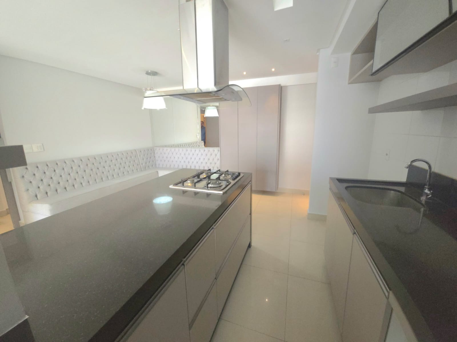 Apartamento à Venda / 02 quartos /  / 1 suíte / repleto em armários / balcão gourmet / andar alto / Setor Bueno