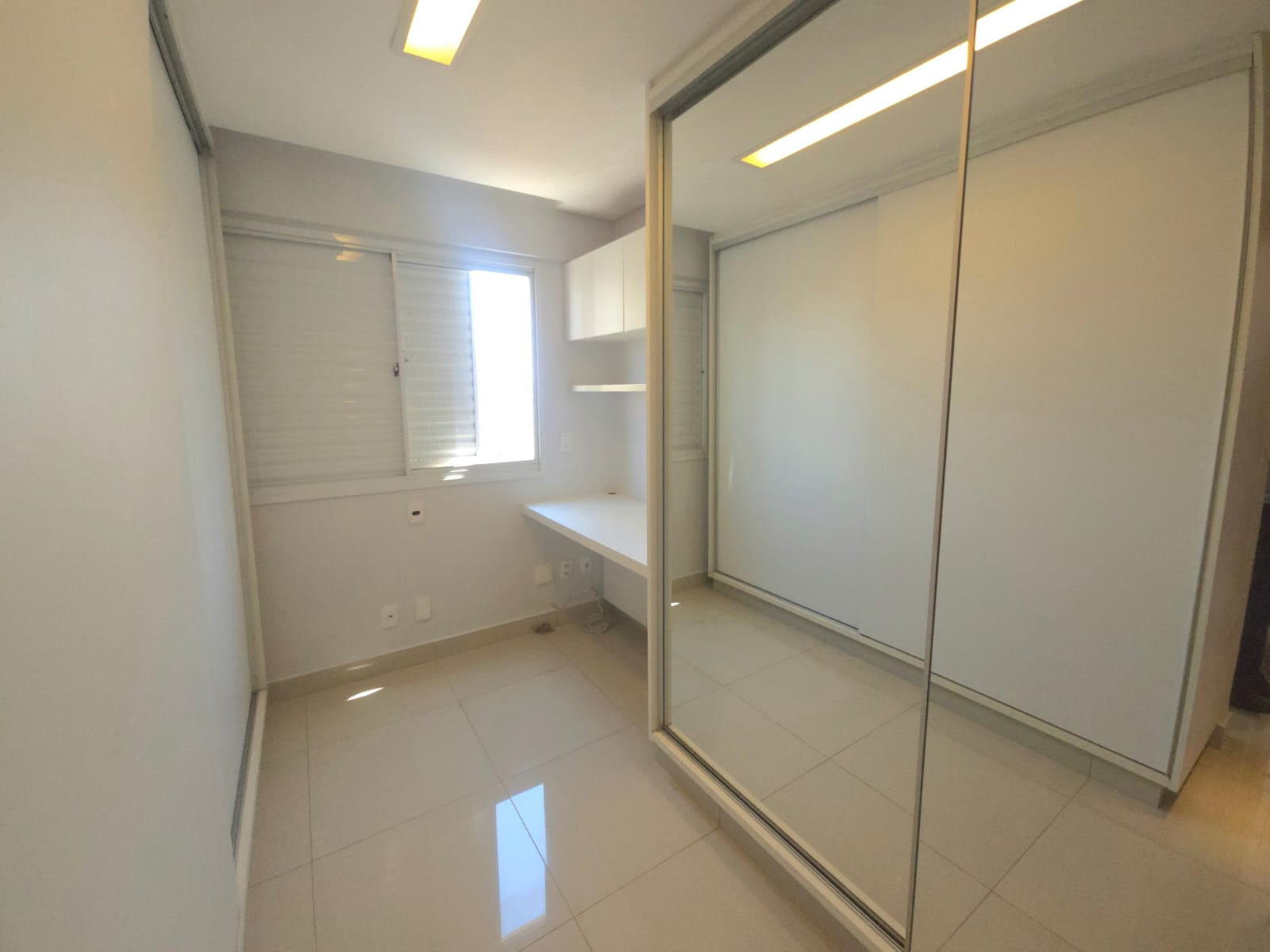 Apartamento à Venda / 02 quartos /  / 1 suíte / repleto em armários / balcão gourmet / andar alto / Setor Bueno