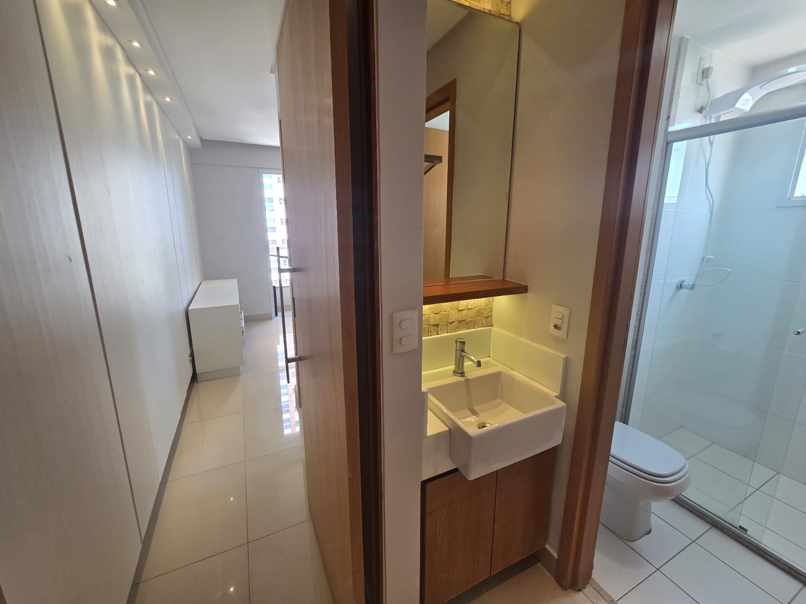 Apartamento à Venda / 02 quartos /  / 1 suíte / repleto em armários / balcão gourmet / andar alto / Setor Bueno