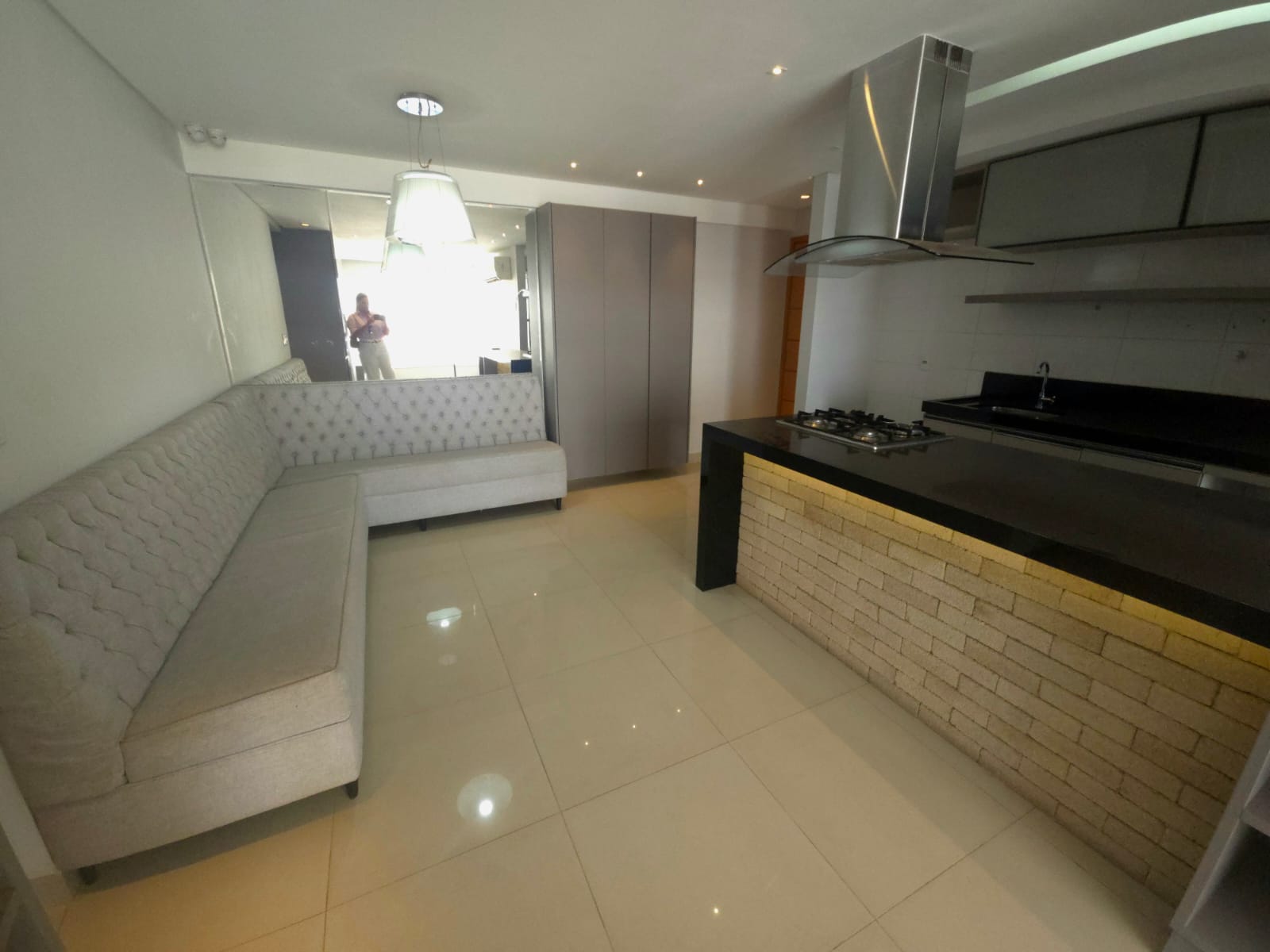 Apartamento à Venda / 02 quartos /  / 1 suíte / repleto em armários / balcão gourmet / andar alto / Setor Bueno