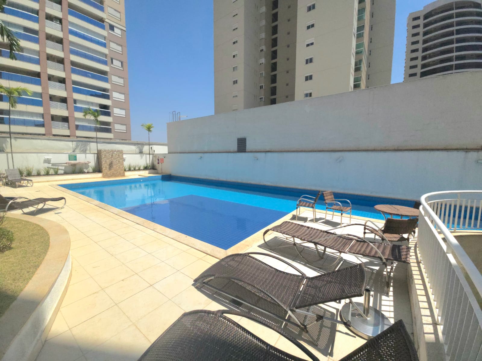 Apartamento à Venda / 02 quartos /  / 1 suíte / repleto em armários / balcão gourmet / andar alto / Setor Bueno