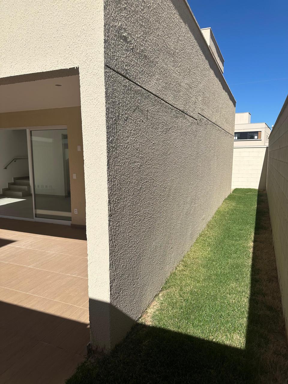 Sobrado à venda no Parque Amazônia / 4 quartos / 2 suítes / 181 m²