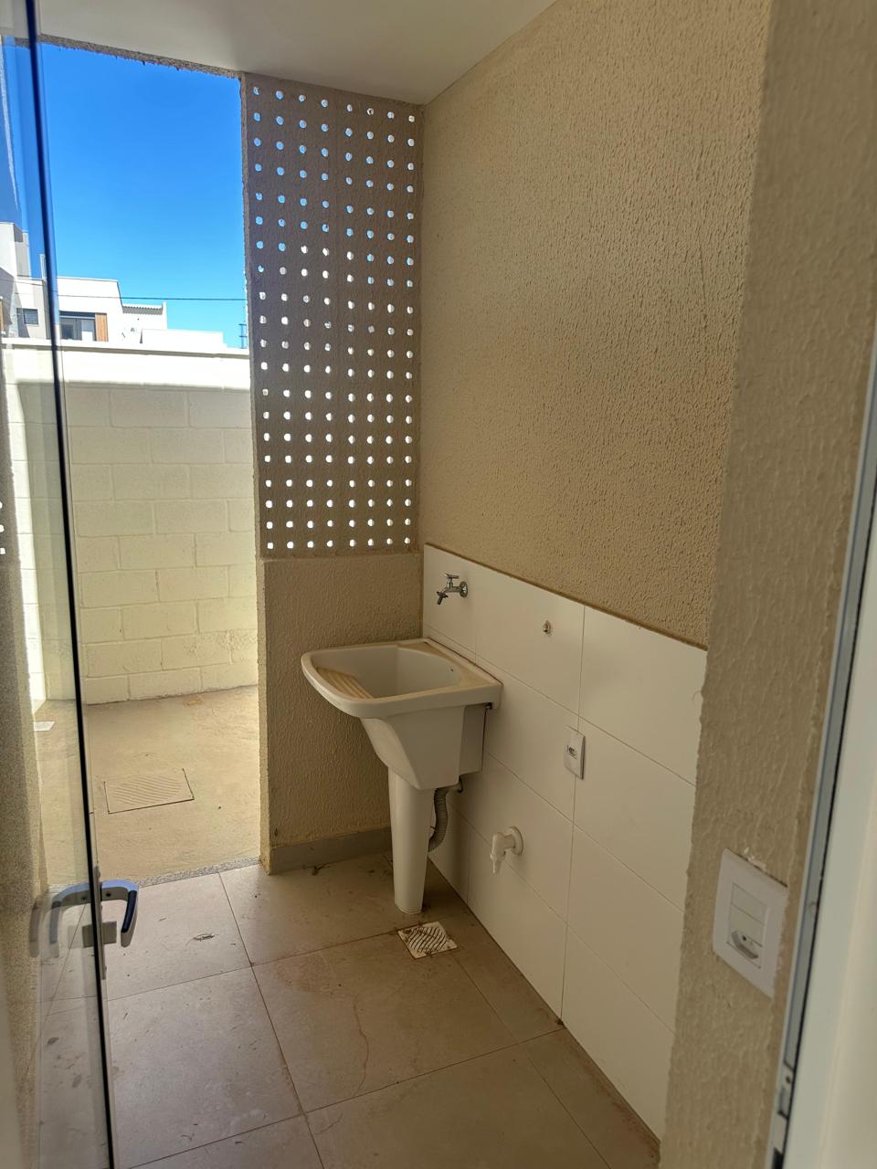 Sobrado à venda no Parque Amazônia / 4 quartos / 2 suítes / 181 m²